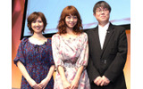 番組アシスタントの青木真麻さん、左から相武紗季さん、MCの沢田康彦さんの画像