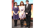番組アシスタントの青木真麻さん、左から相武紗季さん、MCの沢田康彦さんの画像