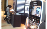 会場のあちこちに「BlackBerry Bold」があり触れることができるの画像