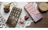 　シャープは2日、「Q-pot. (キューポット)」とのコラボレーションケータイ「docomo STYLE series SH-04B」について、NTTドコモ向けに納入を開始すると発表した。の画像