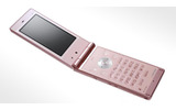 　シャープは2日、「Q-pot. (キューポット)」とのコラボレーションケータイ「docomo STYLE series SH-04B」について、NTTドコモ向けに納入を開始すると発表した。の画像