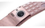 　シャープは2日、「Q-pot. (キューポット)」とのコラボレーションケータイ「docomo STYLE series SH-04B」について、NTTドコモ向けに納入を開始すると発表した。の画像