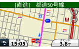 徒歩モードでのルートガイド画面。この道路は片側2車線で、道幅は20メートル前後と思われる。画面の目盛の半分くらいの道幅があるとすると、矢印は道をはずれているようだが、実際には歩道の左端を歩いていると、このような表示になるの画像