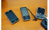 左からiPhone 3GS、HYBRID W-ZERO3、Blackberry Boldの画像