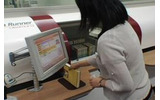 貸出・返却の際は図書のICタグを読み取りの画像