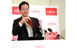 LOOX Uを披露する齋藤邦彰氏の画像