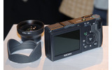背面には、2.5型21万画素の液晶ディスプレイを装備。光学ファインダーはオプションの画像
