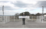 松山市内の基地局前にて記念撮影(田中社長)の画像