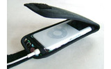 　ファブリックライフは、iPod nano専用ケース「porti」を同社オンラインショップ「SUONO」で発売した。ケースに入れたままiPod nanoの操作ができるのはもちろん、蓋を付けることで本体の保護性を高めているのが特徴。の画像