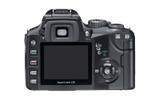背面には、2.5型21.5万画素の液晶ディスプレイを装備の画像