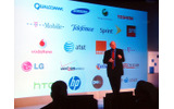 Windows Phone 7を発表する米マイクロソフトCEOのスティーブ・バルマー氏。背後のパートナーリストに日本のキャリアは含まれていない。ハードウェアベンダーとしては東芝の名があるの画像