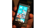 プレスレセプションでわずかに公開されたGarmin-Asus製のWindows Phone 7搭載機。これまでのWindows Mobileとはまったく異なる待受画面を採用するの画像