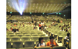 会場風景。まだ開場して間もない時期のためまばらだが、最終的には5,000人の観客で埋め尽くされた。の画像