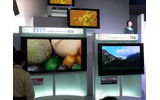 ブース入り口に展示されたフルHD対応のプラズマテレビの画像