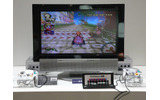 左右から違う映像が見られるデュアルビュー液晶を大々的に展示。ゲーム機と組み合わせたデモなどが行われているの画像