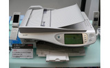 スキャンした画像をPDFなどでメールに添付できるFAX複合機「見楽る」。メモリカードを備えておりデジカメ画像のダイレクトプリントも可能の画像