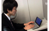 　前回は、BIGLOBEのリモートアクセスサービス「LogMeIn」を使って外出先からオフィスのPCに接続する様子を紹介した。今回は、ネットブックのようなパフォーマンスの限られるモバイルPCでも、LogMeInを活用することで仕事がフルにできるようになるということをお見せしよう。の画像