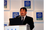新製品を紹介する同社マーケティング本部長阿部剛士氏の画像