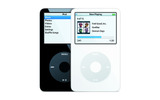 アップルコンピュータは、ビデオ再生に対応した「iPod」を発表した。2.5型のQVGAディスプレイ、60GバイトのHDDを搭載しながら、14mmまで薄くなっているのが特徴だ。の画像