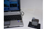 DMFCカートリッジを内蔵したノートPCの外付けバッテリー。ノートPC裏のバッテリーケースが大きいのは、DMFCの空冷ファンや燃料をくみ上げるポンプが内蔵されているためで、カートリッジは1つだけしか入っていない。このカートリッジ1つで7時間程度は動作するということだの画像