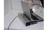 DMFCカートリッジを内蔵したノートPCの外付けバッテリー。ノートPC裏のバッテリーケースが大きいのは、DMFCの空冷ファンや燃料をくみ上げるポンプが内蔵されているためで、カートリッジは1つだけしか入っていない。このカートリッジ1つで7時間程度は動作するということだの画像