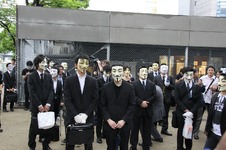 なぜかみんな礼儀正しく、そしてかばんを持っているの画像