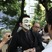 混乱を避けるため囲みに応じるテンポラリの広報担当者の画像
