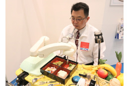 セコム、介護向けの食事支援ロボット「マイスプーン」を展示