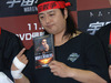 ビックカメラ横浜西口店の「宇宙戦争」DVD発売イベントに長州小力が乱入!