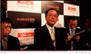 KDDI、スマートフォン／タブレット記者発表会……田中社長の囲み取材