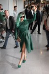 なんと髪から服、靴まで全身緑で登場！ レディー・ガガが来日