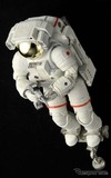 ISS船外活動用宇宙服を発売 10分の1