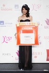 国民的“美魔女”コンテストでグランプリ&すっぴん賞……45歳に見えない!