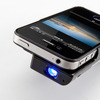 ケースのように装着し、予備バッテリにもなる！ iPhone 4S・4用モバイルプロジェクター