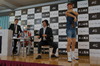 超高速で“右ひじ左ひじ～”を披露……SoftBank 4G開始イベントでよしもと芸人が高速ネタに挑戦