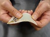 NEC、ICカードに内蔵できる超薄型・湾曲OKな電池を開発……「有機ラジカル電池」活用