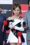 ヨドバシAkibaに板野友美登場……「EMOBILE LTE」サービス開始記念セレモニー