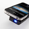保護ケースと補助バッテリの役割もこなすiPhone 4S/4用プロジェクター