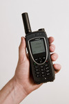 KDDI、GPS初搭載のイリジウム衛星携帯電話を発売