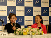 【フォトレポート】浅田舞＆浅田真央、プライベートでも「μ」を愛用！　記者会見で自慢の（？）写真を公開