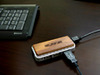 シグマA・P・O、インテリアとの調和にこだわったフェイクレザーと天然木目ウッドのUSB2.0ハブ