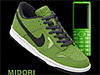 INFOBAR 2のカラーリングに合わせたNIKEスニーカー&au携帯電話向けコラボ充電台