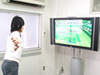 目的にあわせて上下にスライド——サンコー、電動昇降式テレビスタンド