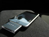 自動車エンジンと連動してiPodを操作するFMトランスミッタ——ケータイ/DS Liteとの同時充電対応アダプタが付属