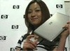 【短期集中連載(ビデオニュース)】原理恵子のミニノートPCレポート(番外編)「HP 2133 Mini-Note PC」でポージング