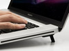 ノートPCをリフトアップできるフットスタンド——iPodなどでの使用可能