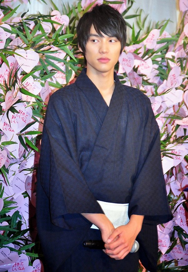 【画像】福士蒼汰＆川口春奈が“七夕”に浴衣で登場！ 約1万人の「恋の短冊」に興味深々 (5/7) RBB TODAY
