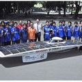 シャープ製太陽電池搭載 ソーラーカー「Tokai Challenger」と東海大学チームのメンバー