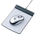 　サンワサプライは、付属のマウスパッドから電力を供給するため電池がいらないワイヤレスマウス「バッテリーフリーワイヤレスマウス（MA-WHNBS）」を発売した。