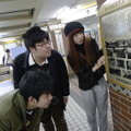 【浅草】銀座線の浅草駅はレトロな駅です。壁もレンガ調で昔の新聞の見本なんかが飾られてます。